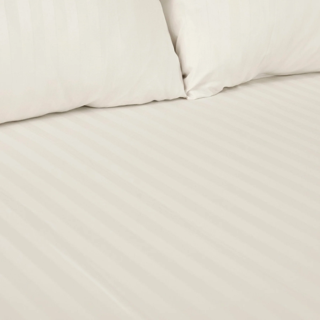 STRIPED OFF-WHITE BED SHEET SET