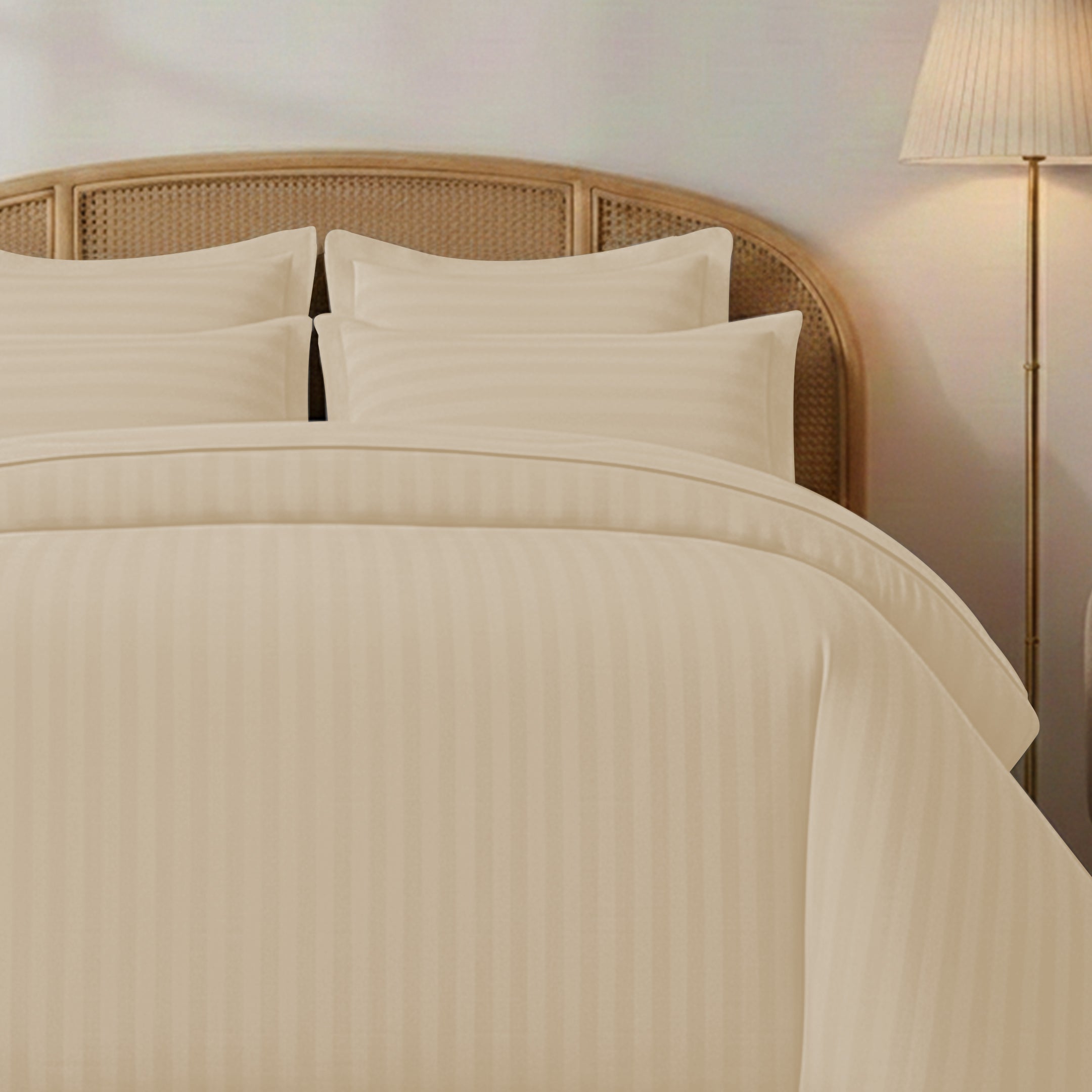 STRIPED OFF-WHITE BED SHEET SET