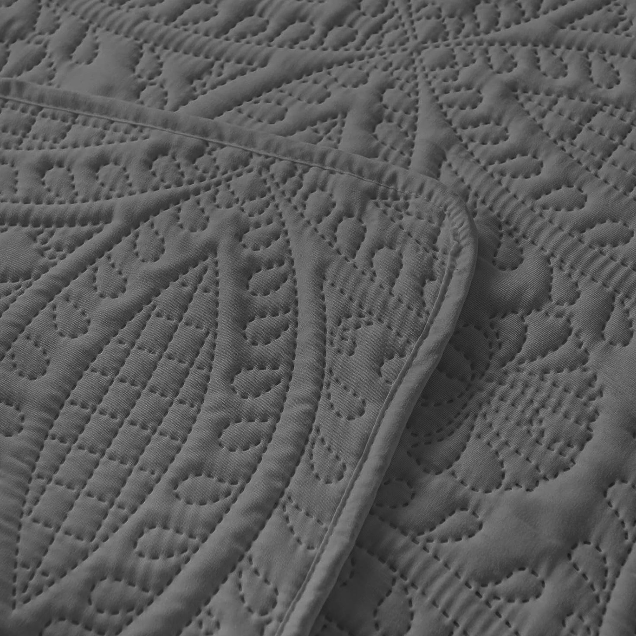 GREY QUILTED BEDSPREAD SET (flower)